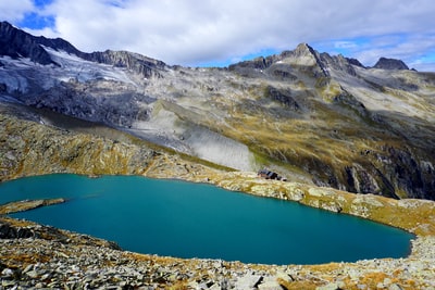 湖周围山地景观白天
